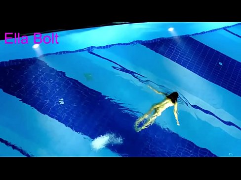 ❤️ म हेर्न रोक्न सक्दिन, जवान गोरा ELLA BOLT रिसोर्ट पूलमा नग्न पौडी खेल्दै समातियो ❌ गुदा अश्लील ️❤