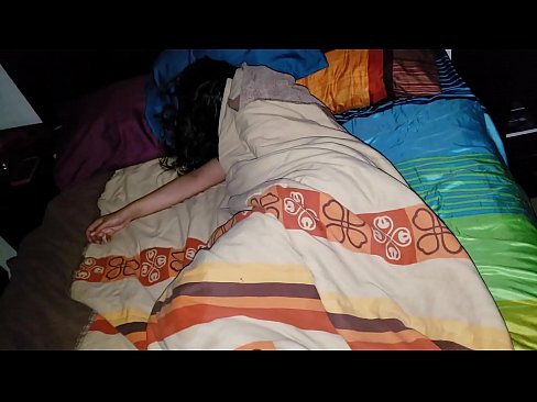 ❤️ सौतेनी आमा सुतेको बेला आफ्नी जवान सौतेनी आमालाई पिट्दै। ❌ गुदा अश्लील ️❤